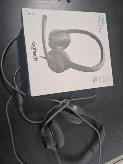 Selling a Logitech H391 USB computer headset, offering clear audio and a comfortable fit for extende...