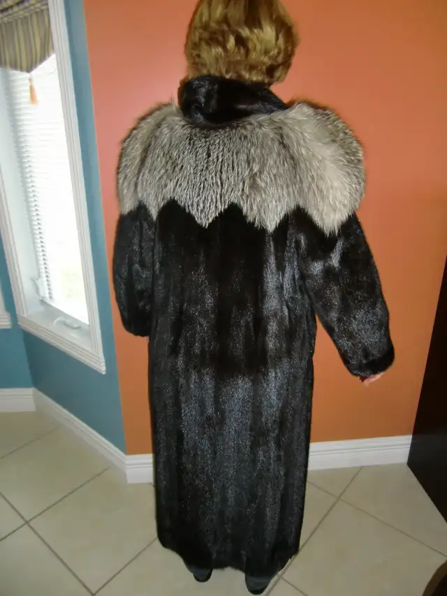 Manteau de fourrure (vison et renard argenté) in Women's - Tops & Outerwear in Sherbrooke - Image 5