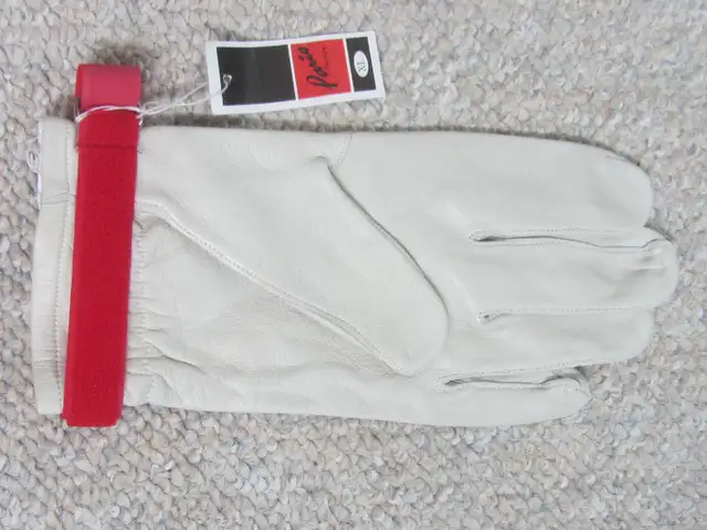 Assortment of New Golf Balls & Left-Handed Golf Glove in Golf in Kitchener / Waterloo - Image 8