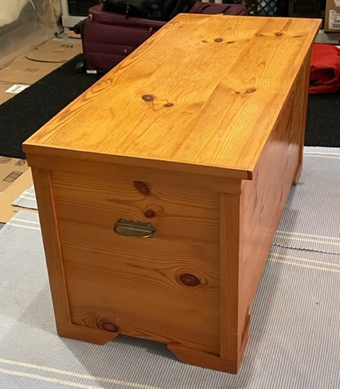 Hope chest bedding ,storage trunk, solid wood in Storage & Organization in Belleville - Image 3