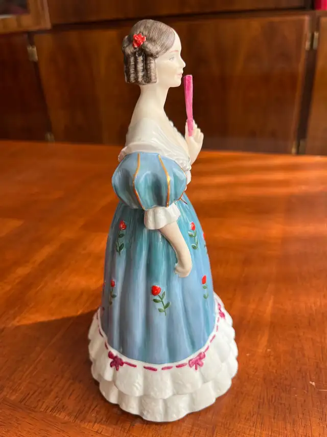 Coalport figurine ‘Laura Secord’ 8.5” tall in Arts & Collectibles in Guelph - Image 3