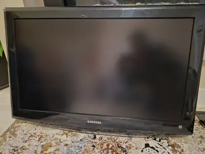 TV Samsung  with wall mount, View more