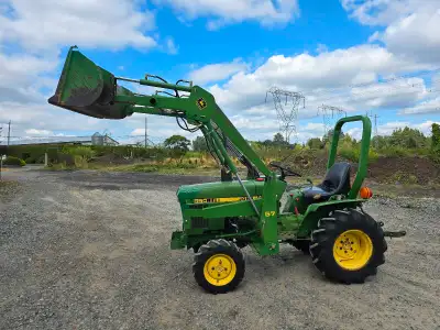 John deere 650 diesel tractor with front end loader loader ,750 engine hours like new , no leaks no...