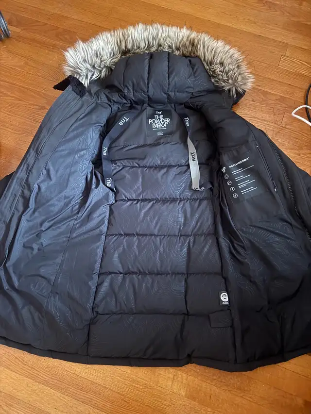 Aritzia powder parka women’s winter coat in Women's - Tops & Outerwear in City of Montréal - Image 5