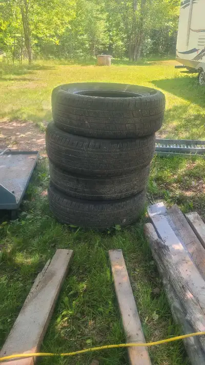 Set of 4 Grabber Tires. 275/60 R20 Asking $400/set Basically brand new they have less then 1000 kilo...