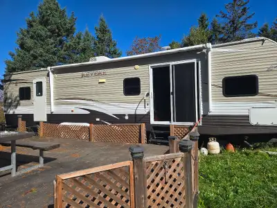 Roulotte shasta forest river 2018 40 pieds avec porte patio, 2 extensions 1 pour la chambre des maît...