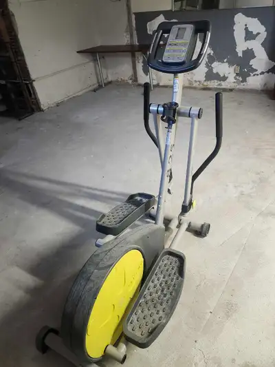 BEST OFFER Exercise machine, Elliptical step machine provides total workout. Gotta sell FAST ! Key F...