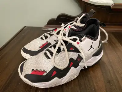 Boys Nike Jordans size 5, View more