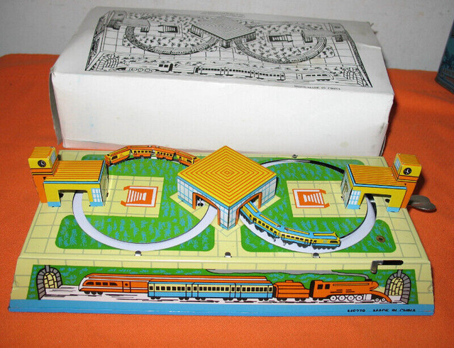 Wind Up Mechanical Tin Train Set  With Key (New) Boxed in Arts & Collectibles in Edmonton - Image 3