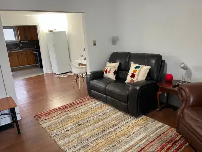 A room in a well kept 3-bedroom detached house for rent. The detached house is located downtown Ridg...
