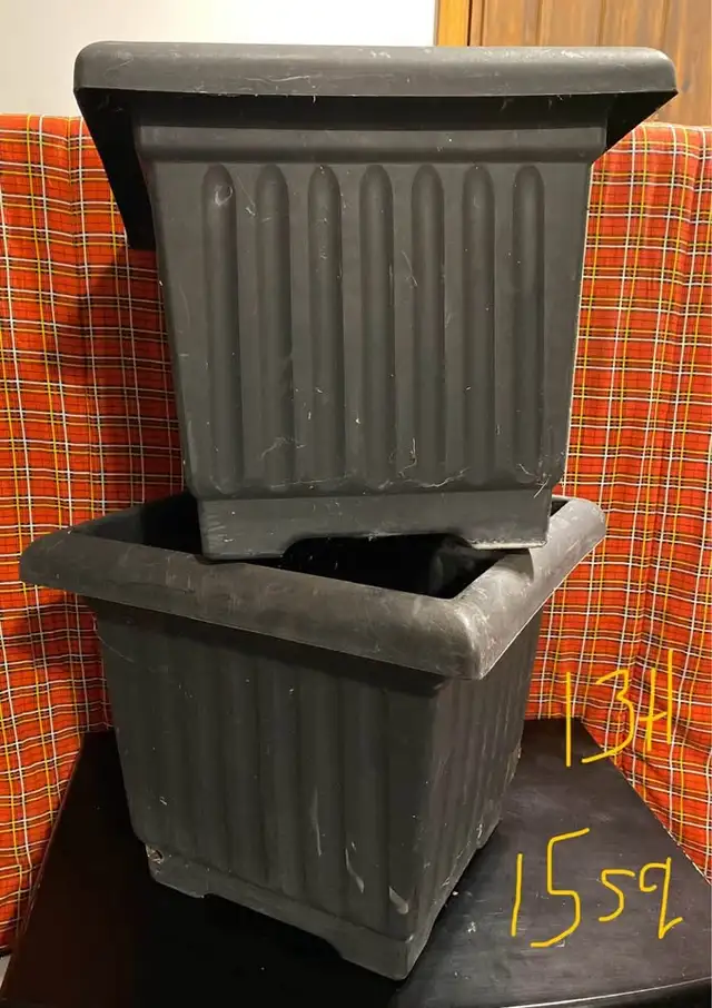 Two Matte Black Plastic Planters64540184571009120