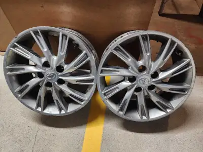 À vendre : Bel ensemble de 4 jantes (mags) de 17 pouces qui étaient sur une Toyota Camry Hybride 201...