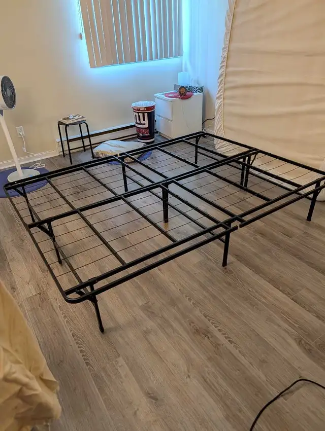 Base de lit Queen en métal in Beds & Mattresses in Longueuil / South Shore - Image 4