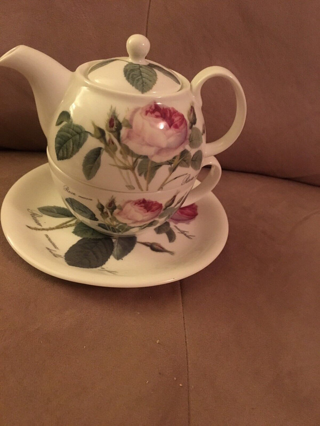 tea pot with cup rose Mother’s day gift new new condition  in Holiday, Event & Seasonal in London - Image 2