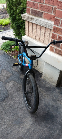 2 BMX bikes - Pink hyper $30, dark blue Capix Vilain $50