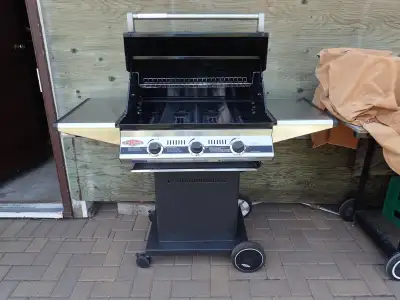This Australian made high quality BBQ comes with new stainless steel diffusion plates installed, a g...