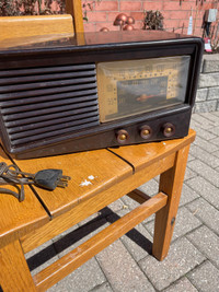 Philco Vintage Bakelite AM/FM Tube Radio Model 49-905 (1949)