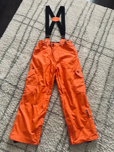 Only used a couple of times. Size is a large. Includes recco rescue system. Has small mark on leg (s...