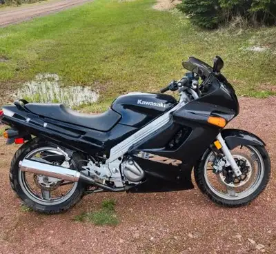 Perfect for beginner drivers ! 2003 Ninja 250cc. Makes for a great bike to learn on with its easy ha...
