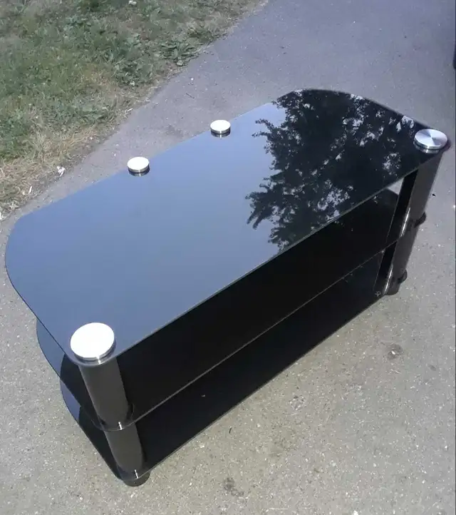 Glass TV stand table in TV Tables & Entertainment Units in Kingston - Image 4
