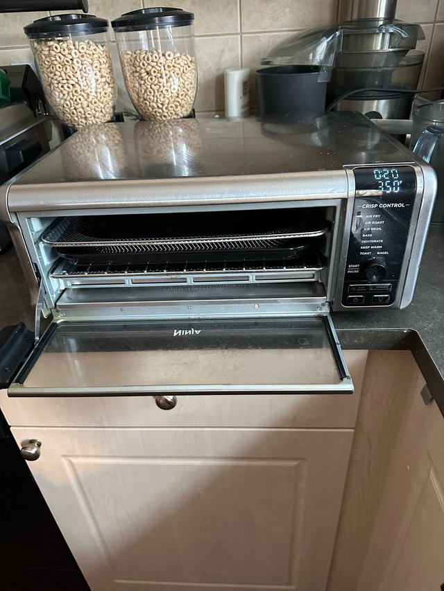 Ninja Foodi 8-in-1 Digital Air Fryer Oven in Microwaves & Cookers in Calgary