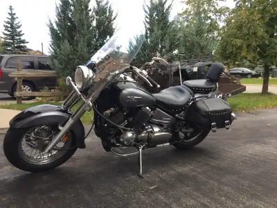 2005 Yamaha V Star Classic 650 with 2 helmets one in box never used and garage parking stand
