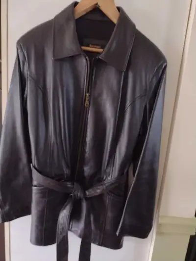 Manteau cuir femme 8 ans payé $300.00, View more