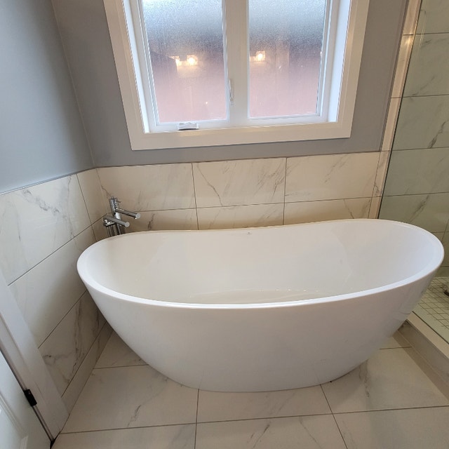 New Free Standing Soaker Tub and Taps Plumbing, Sinks, Toilets
