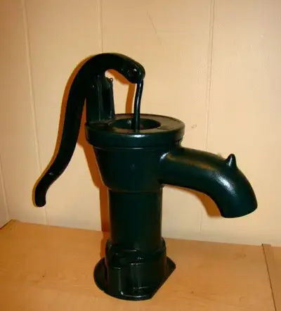 antique pompe a eau monarch  très ancien, View more