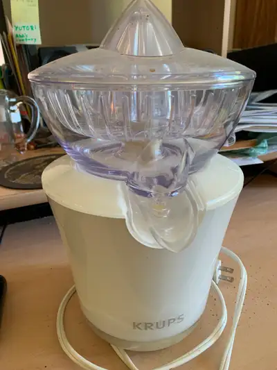 KRUPS COMPACT CITRUS PRESS Juicer with top-of-the-range translucent acrylic design. Automatic on/off...