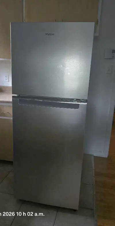 Réfrigérateur de la marque Whirlpool. Elle a une capacité de 11.6 pie cube. Parfait pour petite espa...
