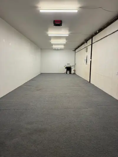 Porte de garage électrique avec manette (12’ x 10') Garage 700pi2 (14’x50’x 9’11’’) Chauffé ou non s...