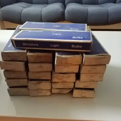 LOT DE LUMIÈRES 12 VOLTS 1 CONTACT NEW OLD STOCK * BON POUR MARCHÉ AU PUCES 3 boîtes $10 22 BOÎTES D...