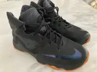 Black LeBron James Nike Basketball Shoes 5 1/2Y