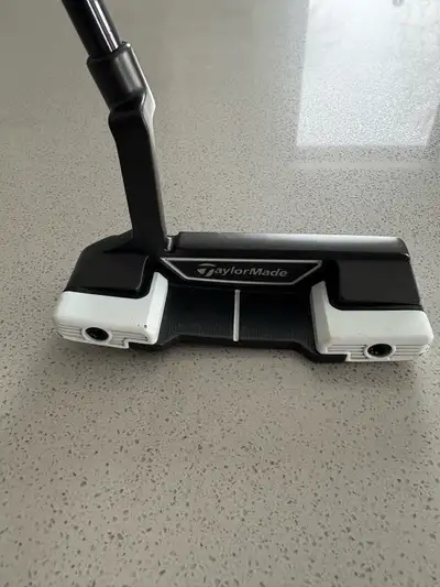 Perfect condition RIGHT HAND TaylorMade Spider Blade 2.0. 35 inches in length. TaylorMade putter cov...