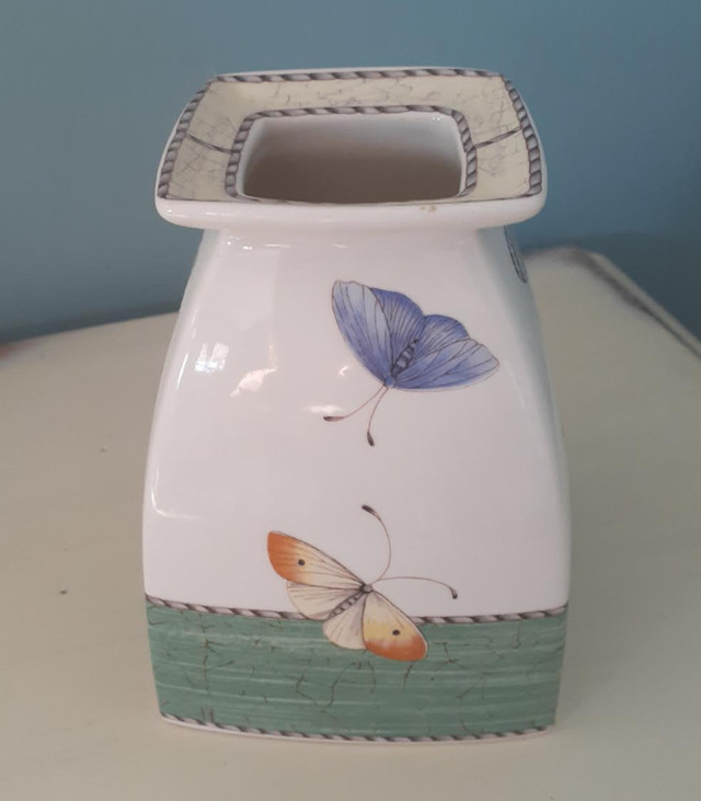 Wedgwood Sarah's Garden Queen's Ware square vase butterflies bee in Arts & Collectibles in Markham / York Region - Image 3