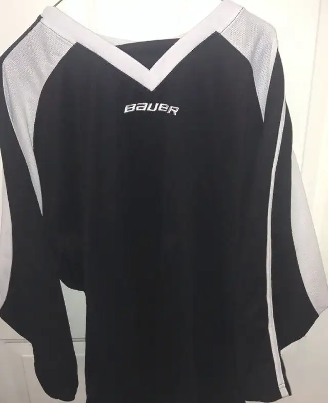 Set of 2 Bauer Premium Junior Goalie Practice Jersey Youth Goali in Hockey in London - Image 3