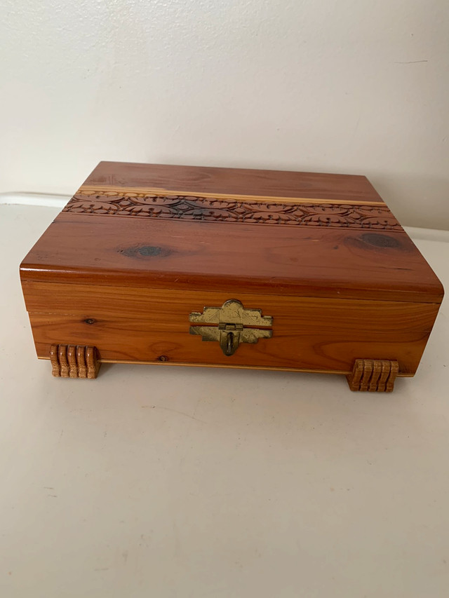 Vintage Decorative Cedar Jewellery Box in Arts & Collectibles in Moose Jaw