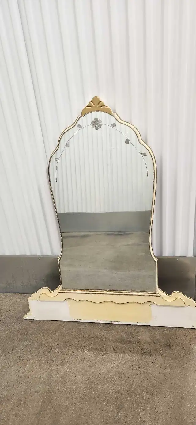 Vintage European Victorian Vanity Dresser with Mirror in Dressers & Wardrobes in Calgary - Image 8