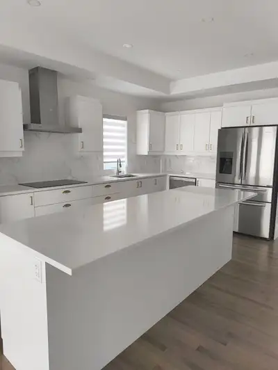 Cession bail de 1 an. À deux pas du Pont Champlain, cette maison moderne offre un accès pratique et...