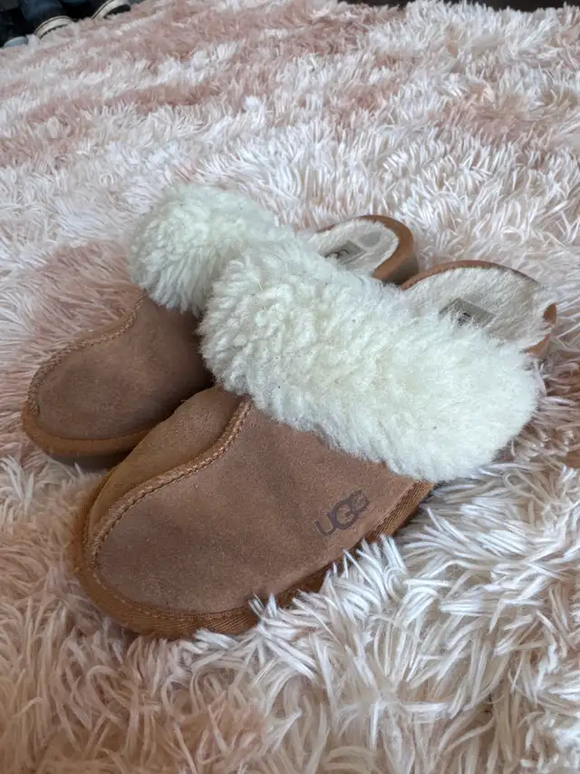 UGGS HOUSE SHOES SOULIERS MAISON SIZE 2 BOYS GIRLS GARÇON FILLE in Kids & Youth in Longueuil / South Shore - Image 2