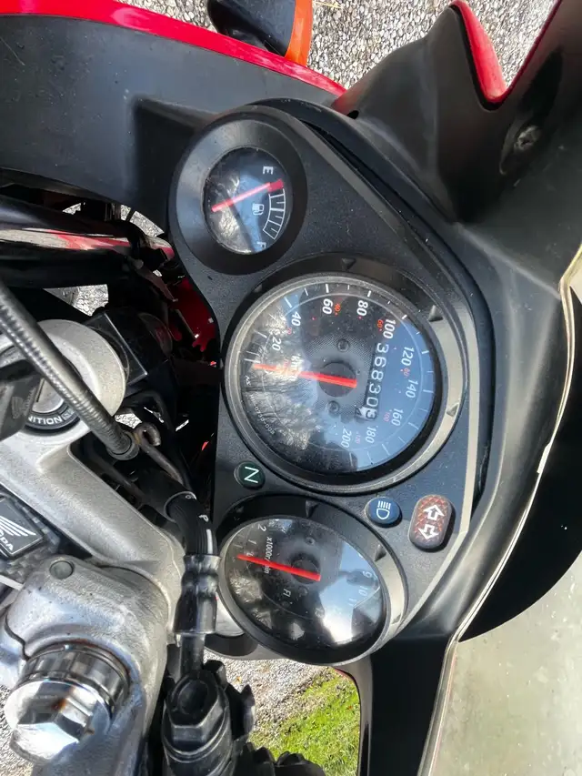 Honda CBR125R in Sport Bikes in Oakville / Halton Region - Image 8