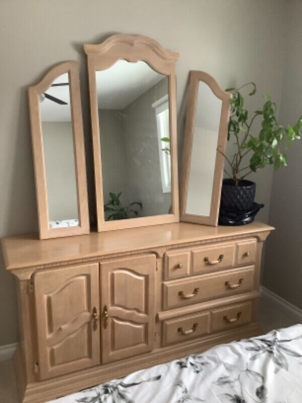 Dresser, mirror & side table in Dressers & Wardrobes in Markham / York Region - Image 2