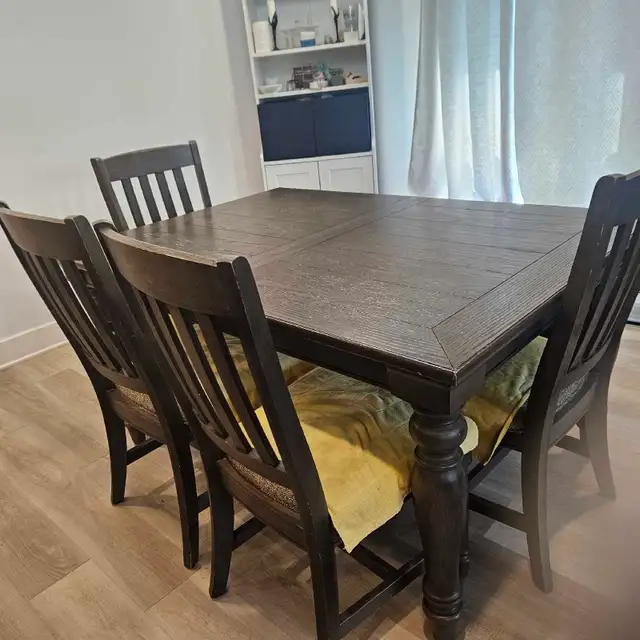 Extendable Dining Table Set for Sale in Kitchen & Dining Wares in Laval / North Shore - Image 2