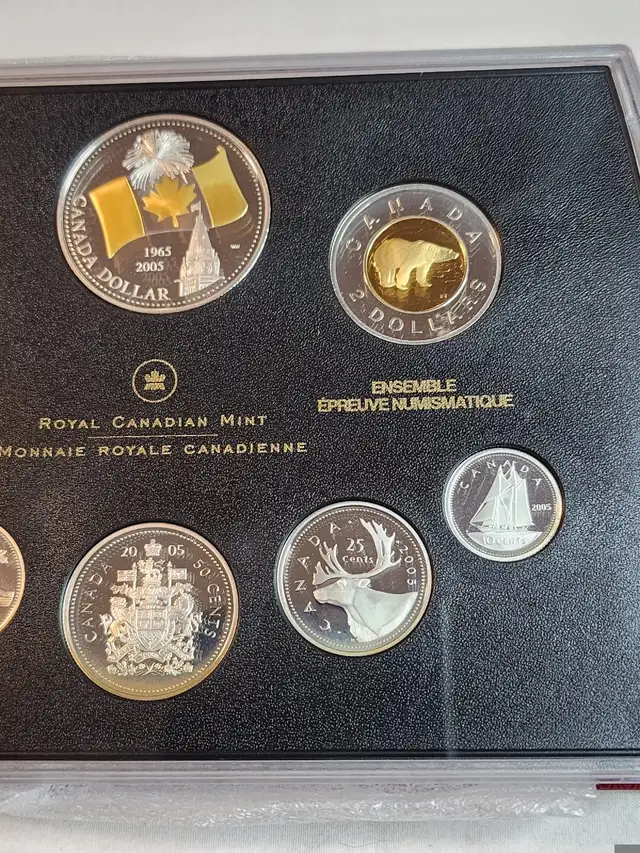 2005 CANADIAN NATIONAL FLAG 40TH ANNIVERSARY PROOF DOUBLE DOLLAR in Arts & Collectibles in City of Toronto - Image 4
