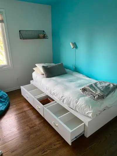 ALL INCLUSIVE and AVAILABLE APRIL 1: Month-to-month arrangement definitely possible Located 2 minute...