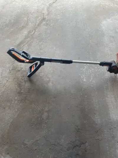This Worx trimmer is ready to tackle your lawn-care needs with its 20V battery. It's in used conditi...