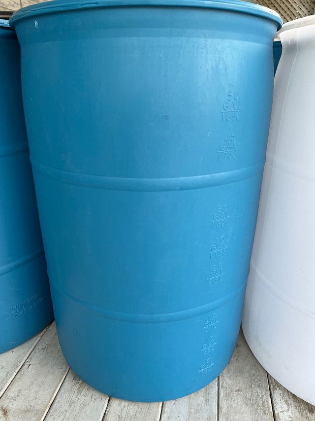 55 gallons plastic barrels top closed  in Outdoor Tools & Storage in Kitchener / Waterloo - Image 3