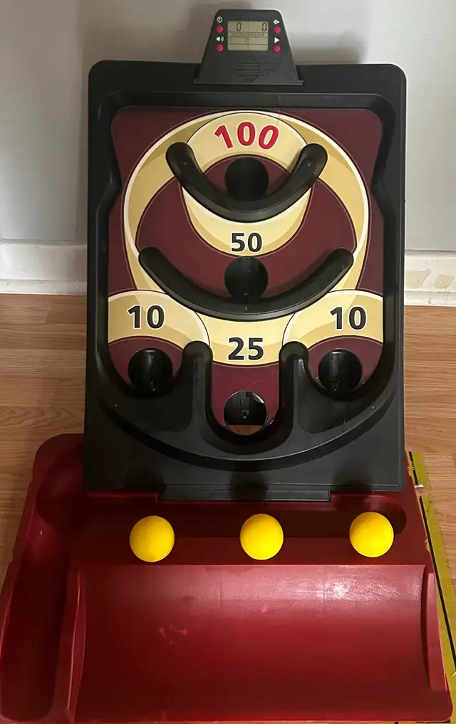 Tabletop electronic arcade/ball toss game