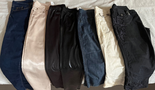 Woman’s pants, leggings and capris in Women's - Bottoms in Kitchener / Waterloo